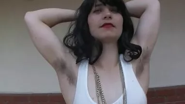 Cô gái vuasex tóc Vàng, Đồ