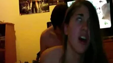 Cô chị gái đồ chơi lớn trong cận phim xet dao hai tac cảnh