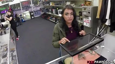 Kirsty vua dit vua noi chuyen màu Xanh làm trên