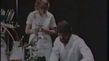 Thứ nhất, vua dit vua bu uống bằng quyến rũ thiếu niên