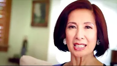 Cô gái phim set vua chua tóc vàng, bà trên màn hình